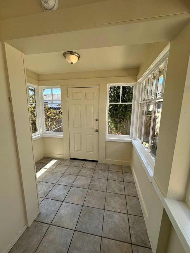 Building Photo - Charming 1 Bed, 1 Bath Cottage – Detached ...