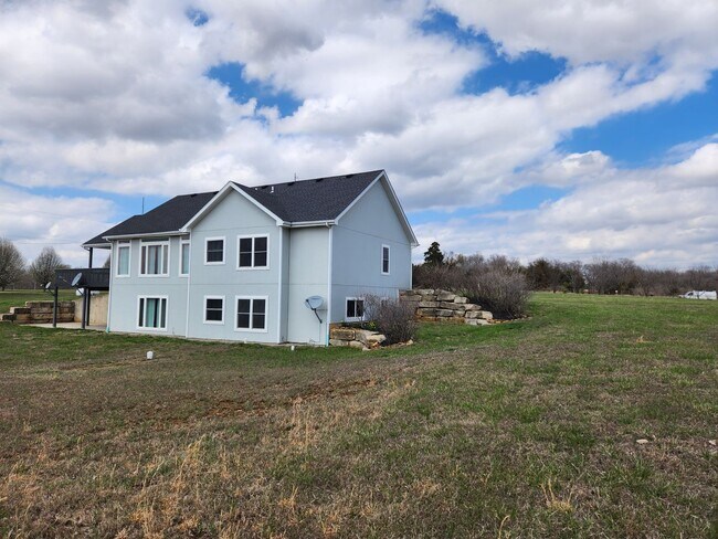 Building Photo - New price! Enjoy country living and seclus...
