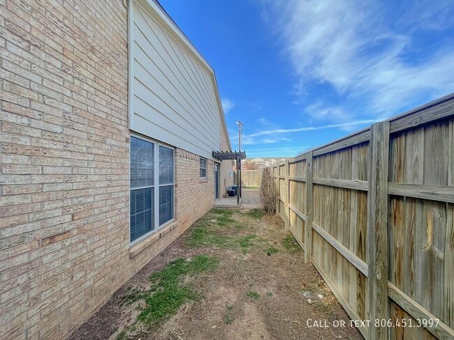 Building Photo - Beautiful 3/2 Townhome in Lubbock