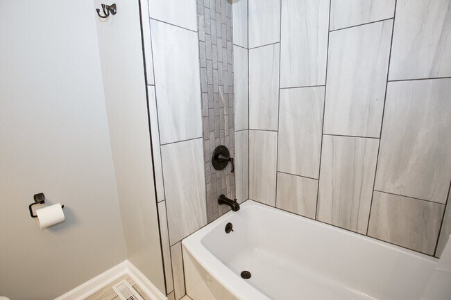 Building Photo - Gorgeous Fully Renovated 3 bedroom home in the Heart of Whispering Pines