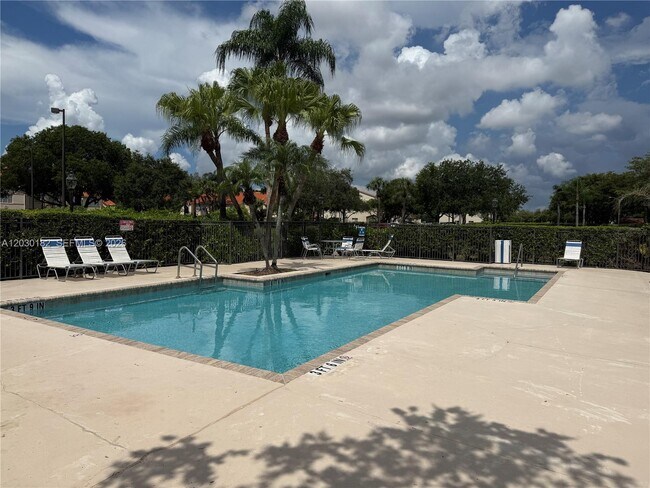 Building Photo - 3330 Pinewalk Dr N