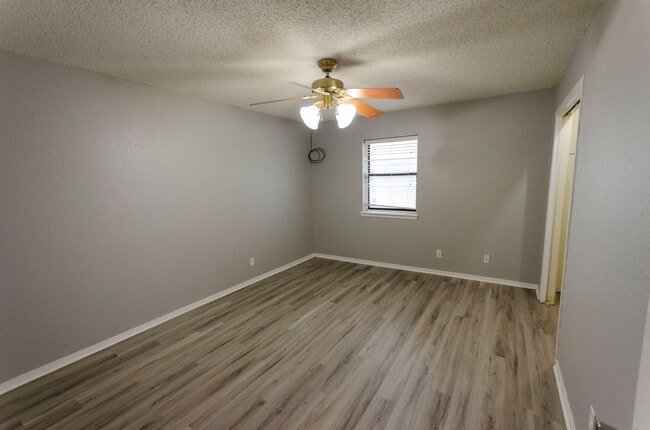 Building Photo - Wonderful Country Living close to town AVAILABLE NOW!
