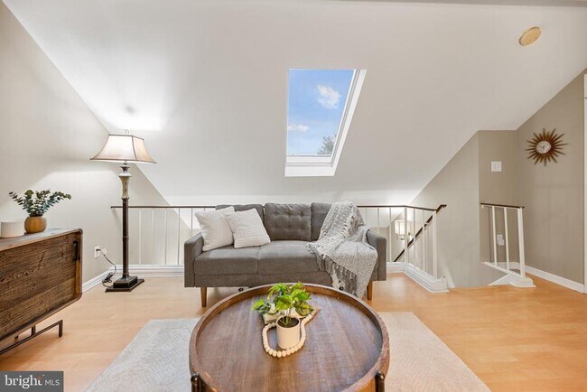 Building Photo - 1403 E Abingdon Dr