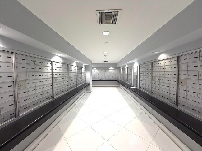 Building Photo - 1800 N Bayshore Dr