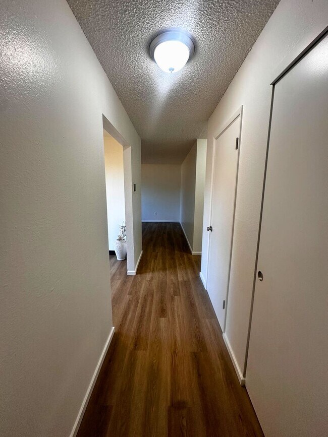 Building Photo - MOVE IN SPECIAL: $300 OFF - Remodeled 2 Be...