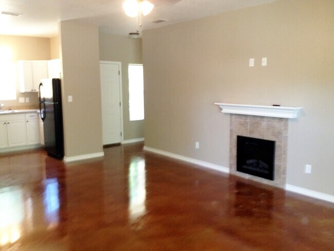 Building Photo - 1080 W Oak St