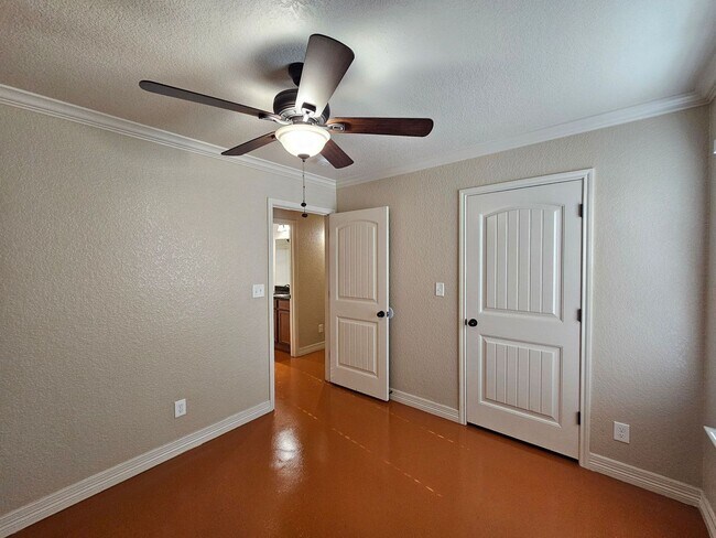 Building Photo - 803 Leifester Cir