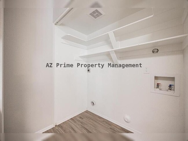 Building Photo - 619 E Jensen St