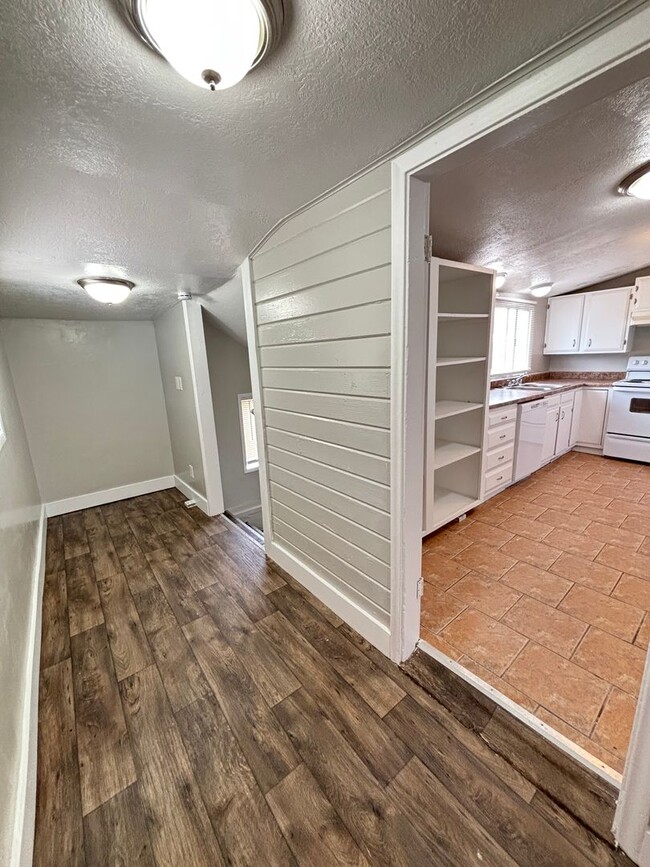 Building Photo - Rent Special: 2 Weeks Rent Free at This Be...