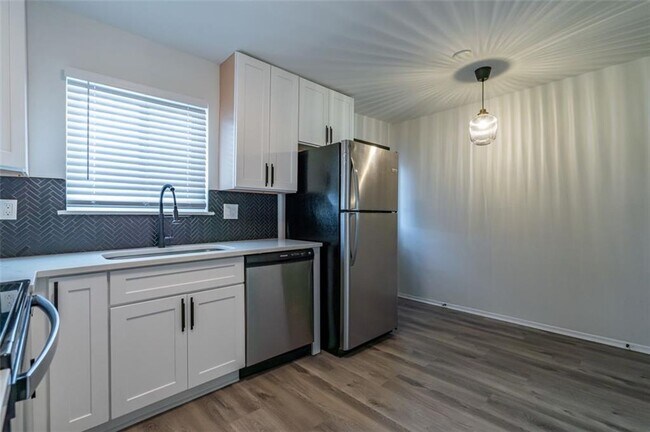 Building Photo - 740 Mozley Dr SE