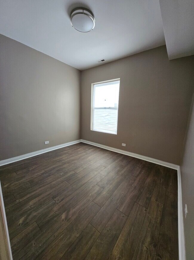 Building Photo - 4749 S Prairie Ave