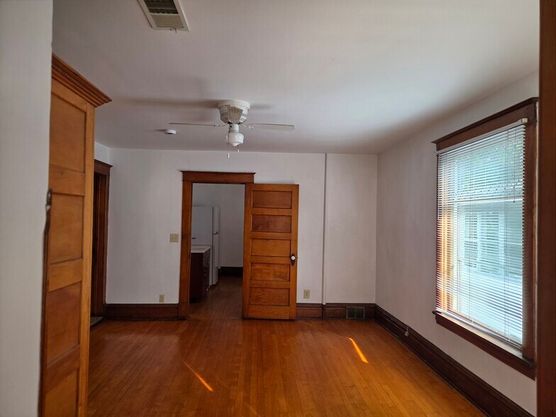 Room 2 - 505 8th Ave SE