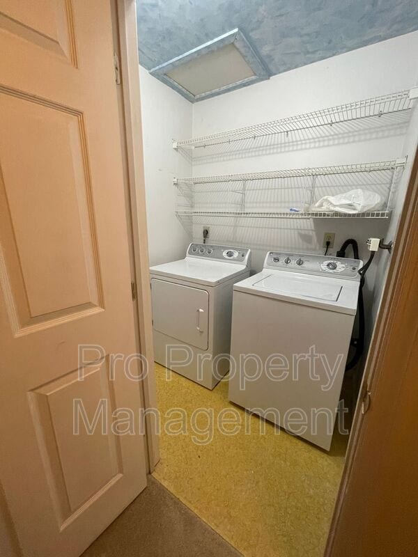 Building Photo - 20 E Pembroke Rd