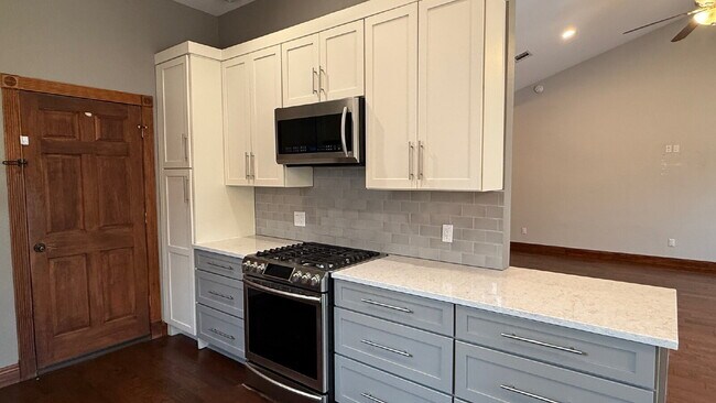 Building Photo - Beautifully Updated 3BR Home in Prime South Austin Location!