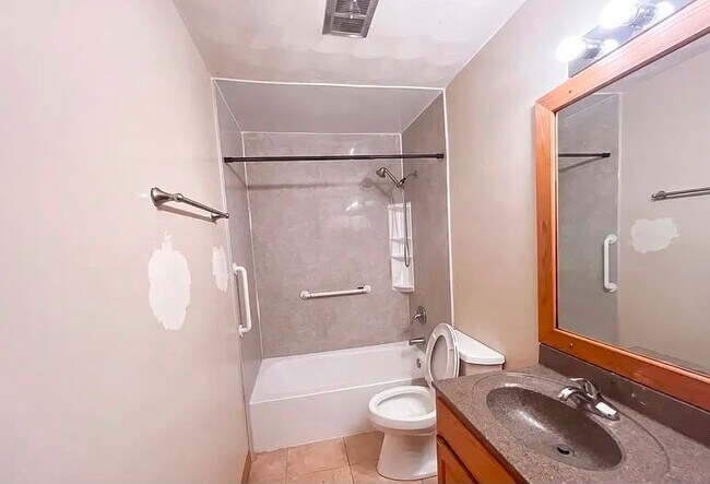 Building Photo - 911 Hollycrest Dr