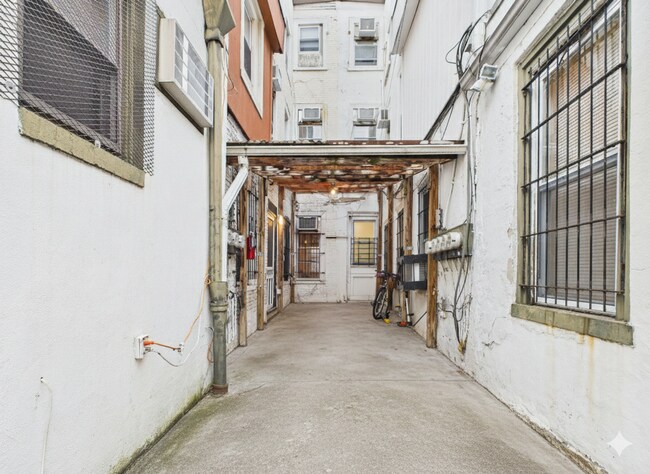 Building Photo - 557 N 16th St