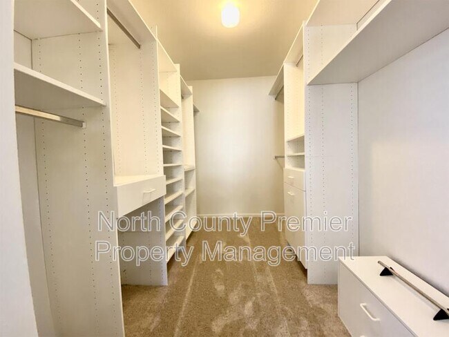 Building Photo - 2420 Torrey Pines Rd