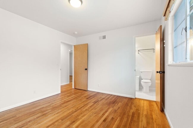 Building Photo - 5651 N Bryn Mawr St