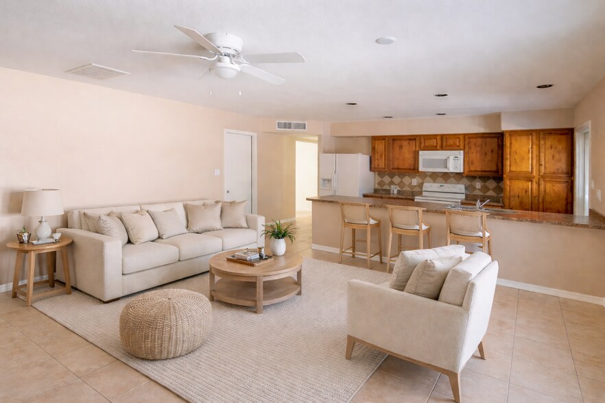 Family room - 2417 S Newberry Rd