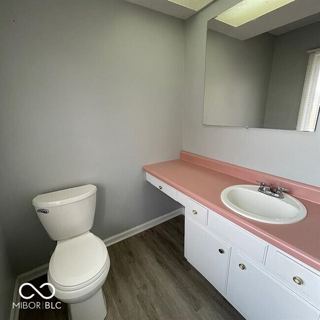 Building Photo - 1155 Canterbury Square S