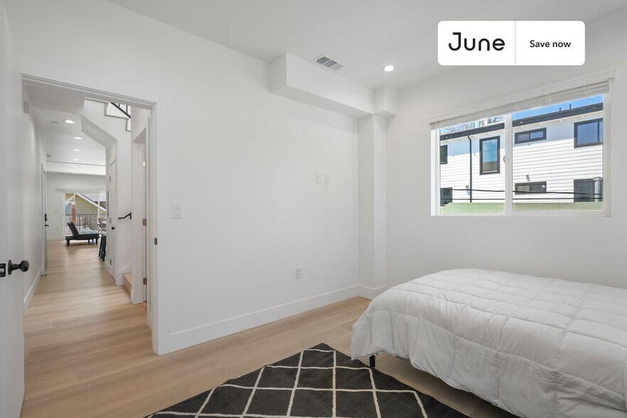 Building Photo - 1321 N June St