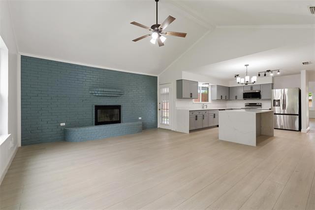 Building Photo - 2024 Oakmeadow St
