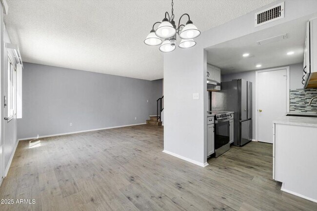 Building Photo - GORGEOUS Updated 2 bedroom Condo in Old To...