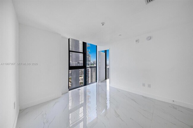 Building Photo - 700 NE 24th St