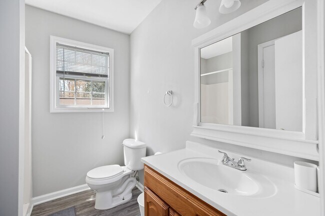 Building Photo - Spacious 3 bed 2 Bathroom House in Peace Haven Rd Winston-Salem