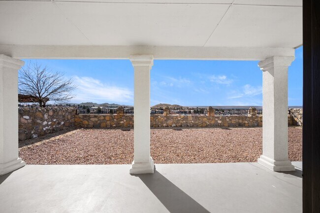 Building Photo - Stunning 4 bedroom, 2.5 bath home in West ...