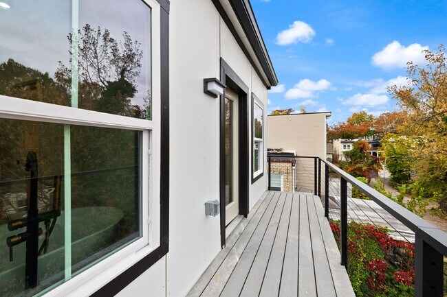 Building Photo - DC1026