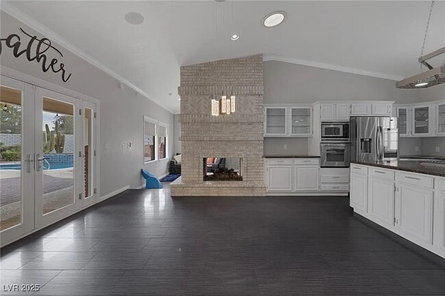 Building Photo - Gorgeous 3