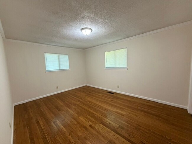 Building Photo - Beautiful 3 Bedroom 2 Bath with fenced in backyard