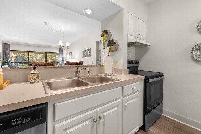 Building Photo - Furnished Resort 2/2 Condo, on Golf Course, Lake Views