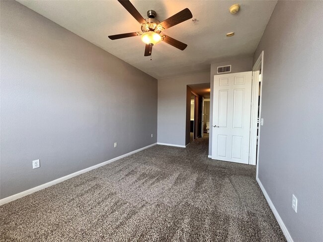 Building Photo - 7575 Kirby Dr