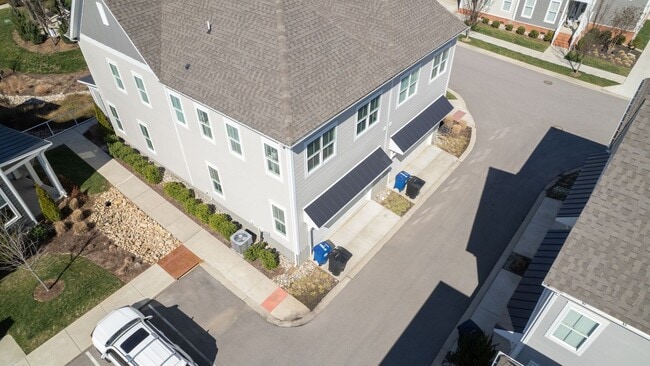 Building Photo - 3 Bedroom 2.5 bath Townhome with Luxury Finishes in Franklin