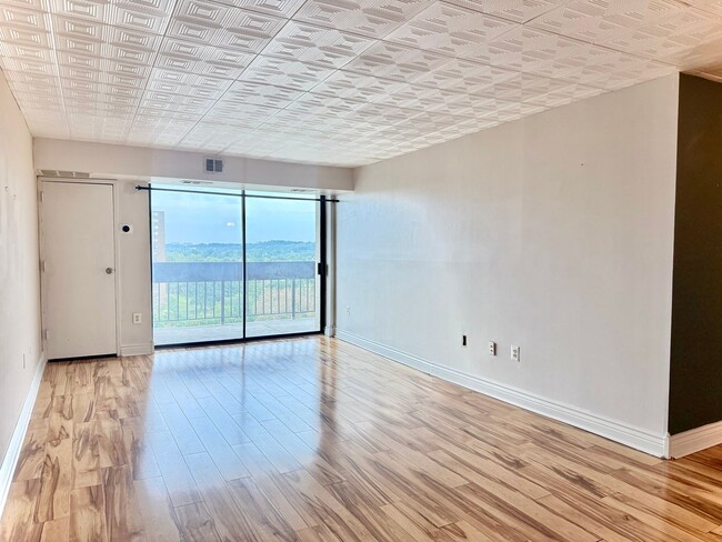 Building Photo - Spacious Condo—Utilities and Parking Inclu...