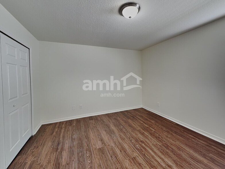 Building Photo - 5731 NW Zenith Dr