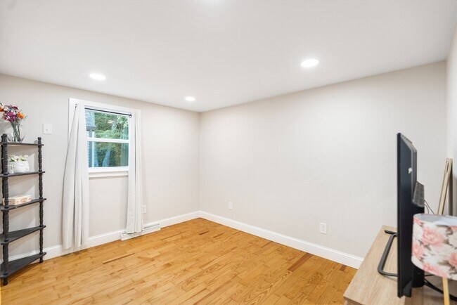 Building Photo - 33 Park Dr
