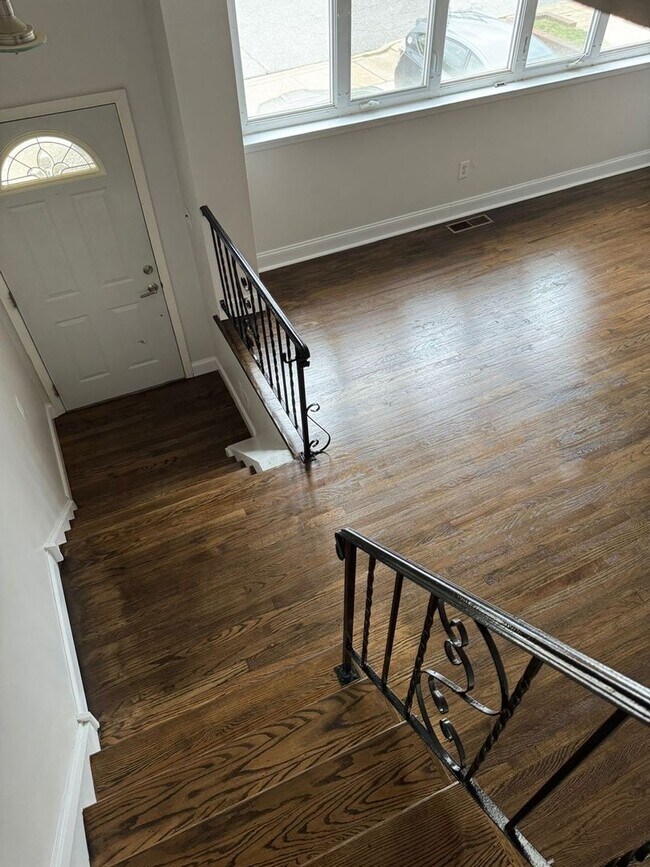 Building Photo - 3-Bedroom Townhome in Parkwood with Finished Basement! Available NOW!