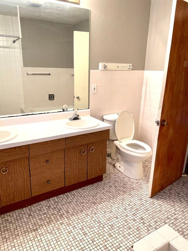 Building Photo - Spacious 4 bed/2 bath - walk to campus!