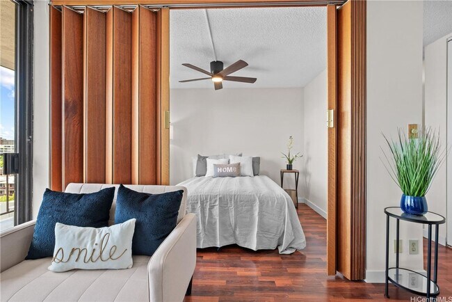 Building Photo - Spacious Studio in Makiki Plaza Available now!