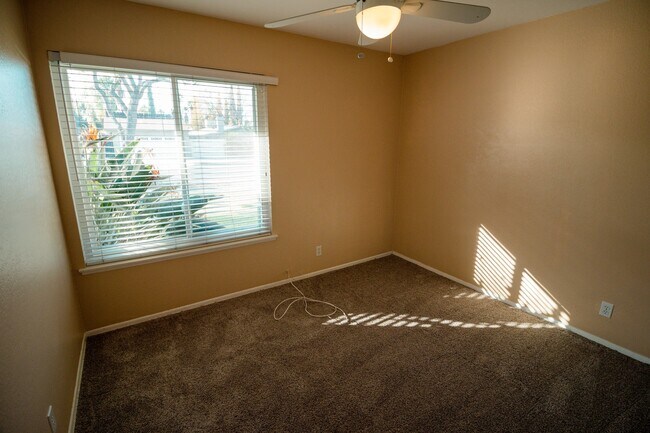 Building Photo - Spacious 4 Bed / 2 Bath Pool Home in Prime Corona Location!