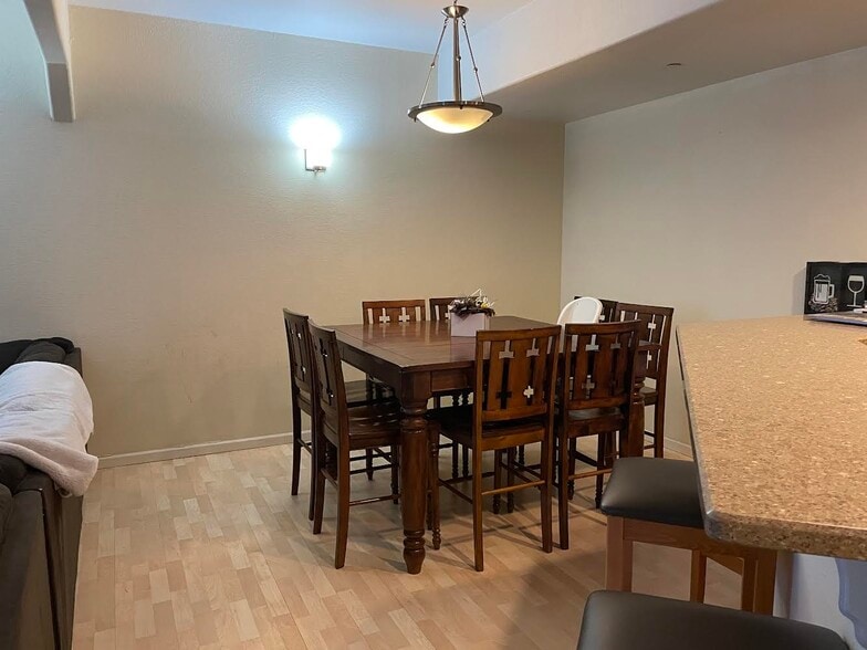Dining - 320 Jennifer Ln