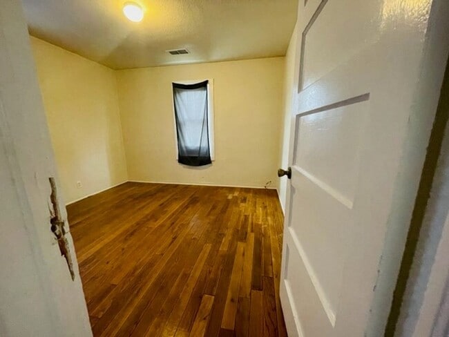 Building Photo - 1002 W Deming St