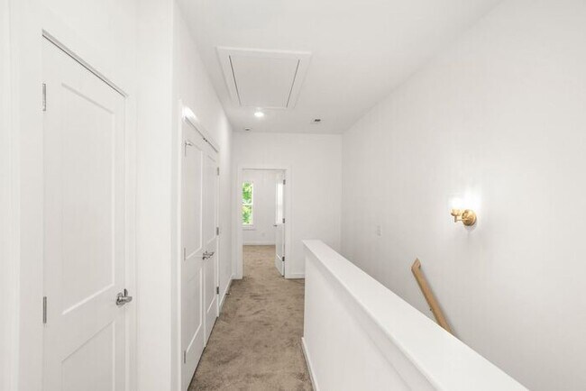 Building Photo - 3 Bed/3 Full Baths! Newer Townhome