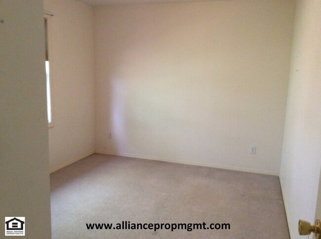 Building Photo - 3 Bedroom 2 Bath Condo Close to Hyalite Elementary