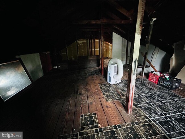 Building Photo - 303 Kenny St