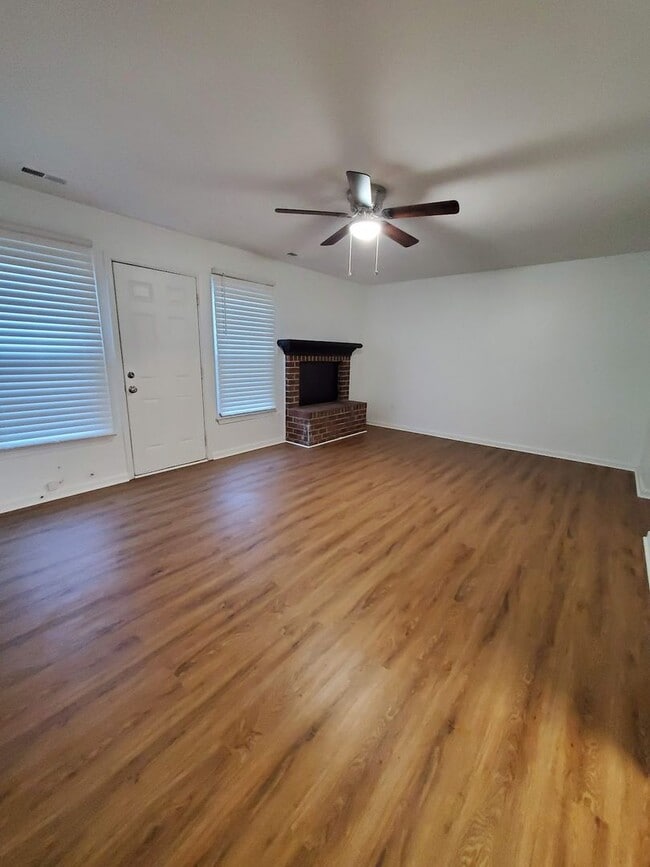 Building Photo - Two Bedroom Townhome in Churchland!