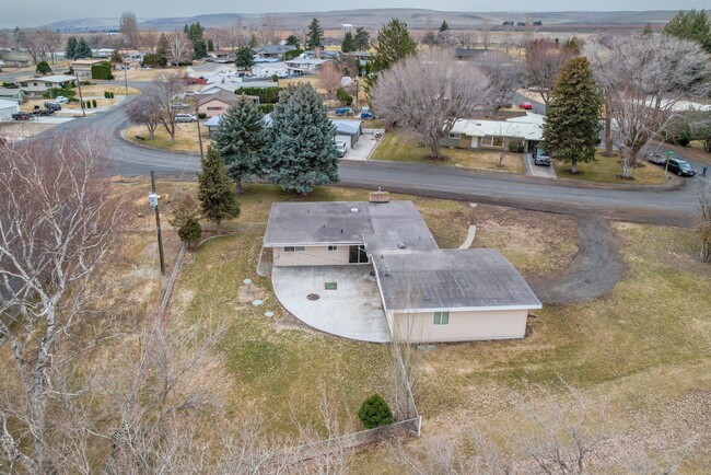 Building Photo - Home on The 9th Fairway in Soap Lake!! PEN...